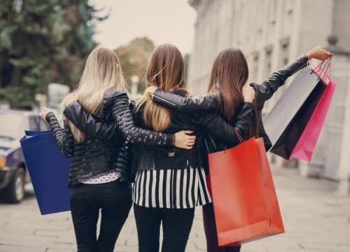 買い物する女性三人組